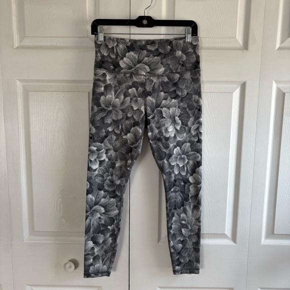 Athleta Pants - Athleta Elation Textured Tight M Chakra Floral Black White Gym Yoga Pilates Soft